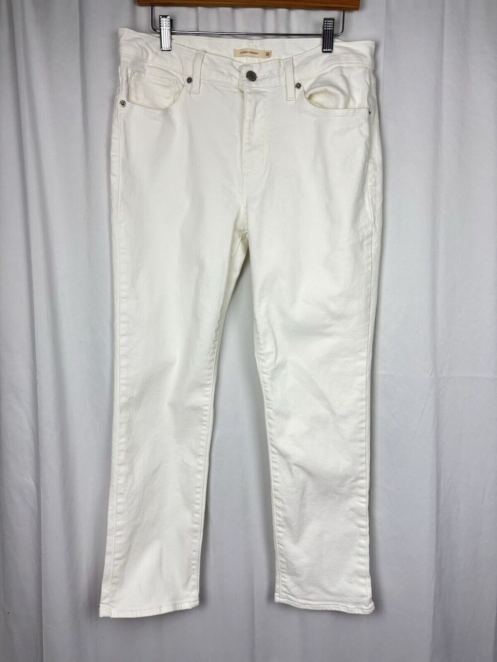 EUC Levi’s Women’s White Classic Straight Jeans 10 In Rise Size 32x29